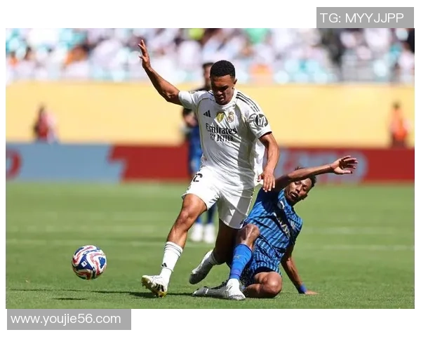 世界杯精彩对决皇马与AC米兰战成平局绝杀瞬间引发全场热烈反响